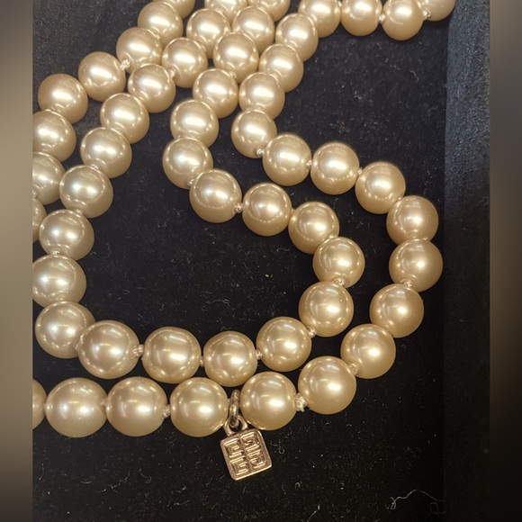 ✨ Authentic Vintage Givenchy Pearl Necklace ✨ - Picture 2 of 2